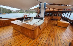 Jacuzzi image, Sea Familia II, Komodo Boats Charter