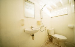 Private Trip by Arimbi Deluxe Phinisi, Bathroom