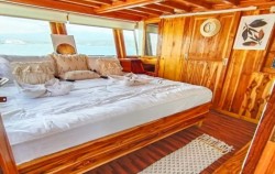 Alfathran Master Cabin image, Komodo Private Trip by Al Fathran Deluxe Phinisi, Komodo Boats Charter