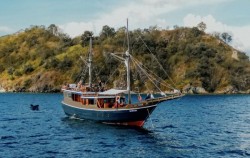 Phinisi Boat,Komodo Open Trips,Open Trip 3D2N by Em Ocean Deluxe Phinisi