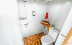 Share Bathroom image, Open Trip Labuan Bajo 3D2N by Lamborajo I Superior Phinisi, Komodo Open Trips