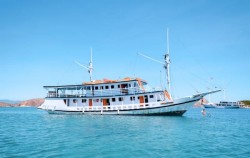 Open Trip Labuan Bajo 3D2N by Lamborajo I Superior Phinisi, Komodo Open Trips, Boat