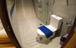 Lower Cabin Bathroom image, Mutiara Cruise Luxury Phinisi, Komodo Boats Charter