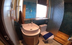 Master Bathroom image, Mutiara Cruise Luxury Phinisi, Komodo Boats Charter