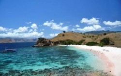 Pink Beach image, Open Trip 4D3N Labuan Bajo to Lombok by Wanua Adventure, Komodo Open Trips