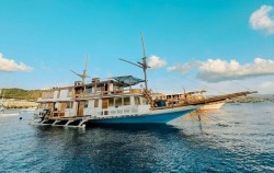Phinisi Boat,Komodo Open Trips,Open Trip Weekdays by Raja Bintang Deluxe Phinisi