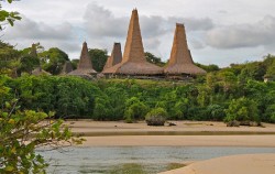 Sumba  Traditional  Tour 4N 5D, Ratenggaro Village