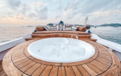 Sea Familia Jacuzzi,Komodo Boats Charter,Komodo Private Trip by Sea Familia Luxury Phinisi