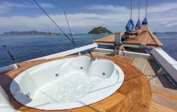 Jacuzzi,Komodo Boats Charter,Private Trip by Soe Besar Vanrei Luxury Phinisi