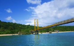 Lembongan Snorkeling and Island Tour, Yellow Bridge