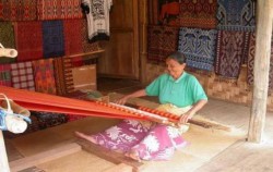 Tenun Toraja image, TORAJA CULTURE AND NATURE TOUR WITH RAFTING 4 Days / 3 Nights, Toraja Adventure