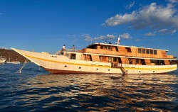 Phinisi Boat,Komodo Open Trips,Open Trip 3D2N by Vhale Deluxe Phinisi