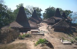 Sumba  Weaving  Tours 3N 4D, Waiwuang Village