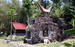 TORAJA CULTURE AND NATURE TOUR  3 Days / 2 Nights, The Graves of Tana Toraja