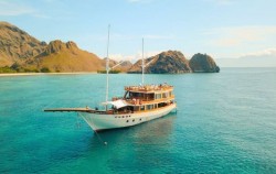 Boat image, Open Trip Komodo 3D2N by Yumana Luxury Phinisi, Komodo Open Trips