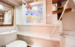 Komodo Private Trips by Abizar Liveaboard, Sharing Bathroom
