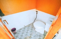 Akassa Luxury Phinisi, Bathroom