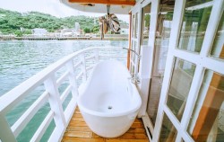 Vip Larantuka - Bathtub image, Akassa Luxury Phinisi, Komodo Boats Charter