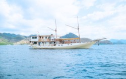 Boat,Komodo Open Trips,Open Trip Labuan Bajo 3D2N by Almadira Superior Phinisi