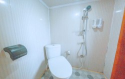 Master Cabin - Bathroom image, Open Trip Labuan Bajo 3D2N by Almadira Superior Phinisi, Komodo Open Trips