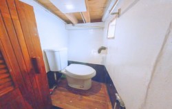 Share Cabin - Bathroom image, Open Trip Labuan Bajo 3D2N by Almadira Superior Phinisi, Komodo Open Trips