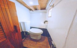 Share Cabin - Bathroom image, Open Trip Labuan Bajo 3D2N by Almadira Superior Phinisi, Komodo Open Trips