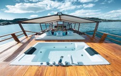 Amalfi Jacuzzi,Komodo Boats Charter,Komodo Private Trip by Amalfi Luxury Phinisi