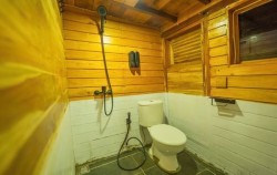 Balaraja Superior Phinisi, Master Cabin - Bathroom