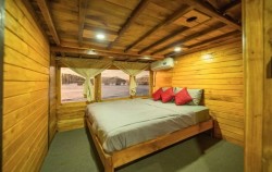 Master Cabin image, Balaraja Superior Phinisi, Komodo Boats Charter