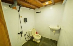 Share Toilet 1 image, Balaraja Superior Phinisi, Komodo Boats Charter