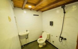 Share Toilet 2 image, Balaraja Superior Phinisi, Komodo Boats Charter