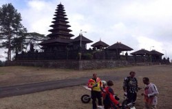 Bali Cross, Visit Temple