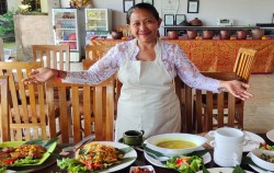 Balinese Cooking Class, Ibu rani cook