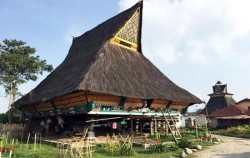 Overland Tour 8 Days 7 Nights, Batak Karo Traditional Village