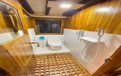 Master Cabin - Bathroom,Komodo Boats Charter,Budi Utama Luxury Phinisi