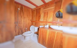 Komodo Open Trip 3D2N by Dahayu Phinisi, Deluxe 1 Cabin - Bathroom