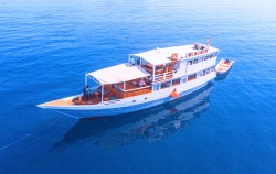 Boat,Komodo Open Trips,Open Trip 3D2N by Dewi Anjani Deluxe Phinisi