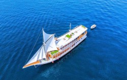 Open Trip Komodo 3D2N by Dinara Superior Phinisi, Komodo Open Trips, Boat