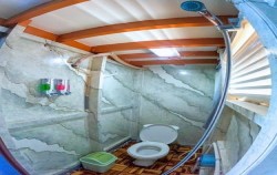 Open Trip Komodo 3D2N by Dinara Superior Phinisi, Family Cabin - Bathroom