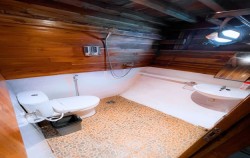 Deluxe Cabin - Bathroom image, Dream Ocean Luxury Phinisi, Komodo Boats Charter