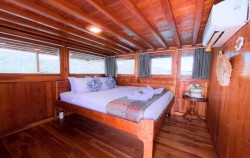 Komodo Open Trip 3D2N by Dream Ocean Luxury Phinisi, Master Cabin