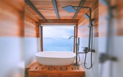 Weh And Mentawai - Bathroom image, Komodo 3D2N by Elbark Luxury Phinisi, Komodo Open Trips