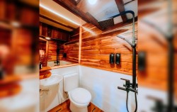 Sadewa Cabin - Bathroom image, Gandiva Phinisi, Komodo Boats Charter