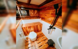 Yudisthira Cabin - Bathroom image, Gandiva Phinisi, Komodo Boats Charter