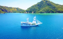 Boat,Komodo Open Trips,Open Trip 3D2N by Giona Deluxe Phinisi
