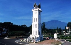 Minangkabau Tour 4 Days 3 Nights, Jam Gadang Bukittinggi