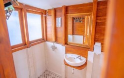 Famili Cabin - Bathroom,Komodo Open Trips,Open Trip Labuan Bajo 3D2N by Kanha Loka Luxury Phinisi