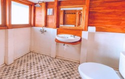 Master Cabin - Bathroom,Komodo Open Trips,Open Trip Labuan Bajo 3D2N by Kanha Loka Luxury Phinisi