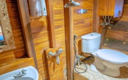Share Cabin - Bathroom,Komodo Open Trips,Open Trip Labuan Bajo 3D2N by Kanha Loka Luxury Phinisi