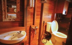 Open Trip Labuan Bajo 3D2N by Kanha Loka Luxury Phinisi, Superior Cabin - Bathroom
